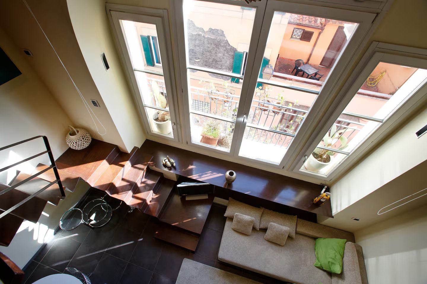 Salotto luminoso di un appartamento Villa Urbani a Roma, arredato con mobili su misura