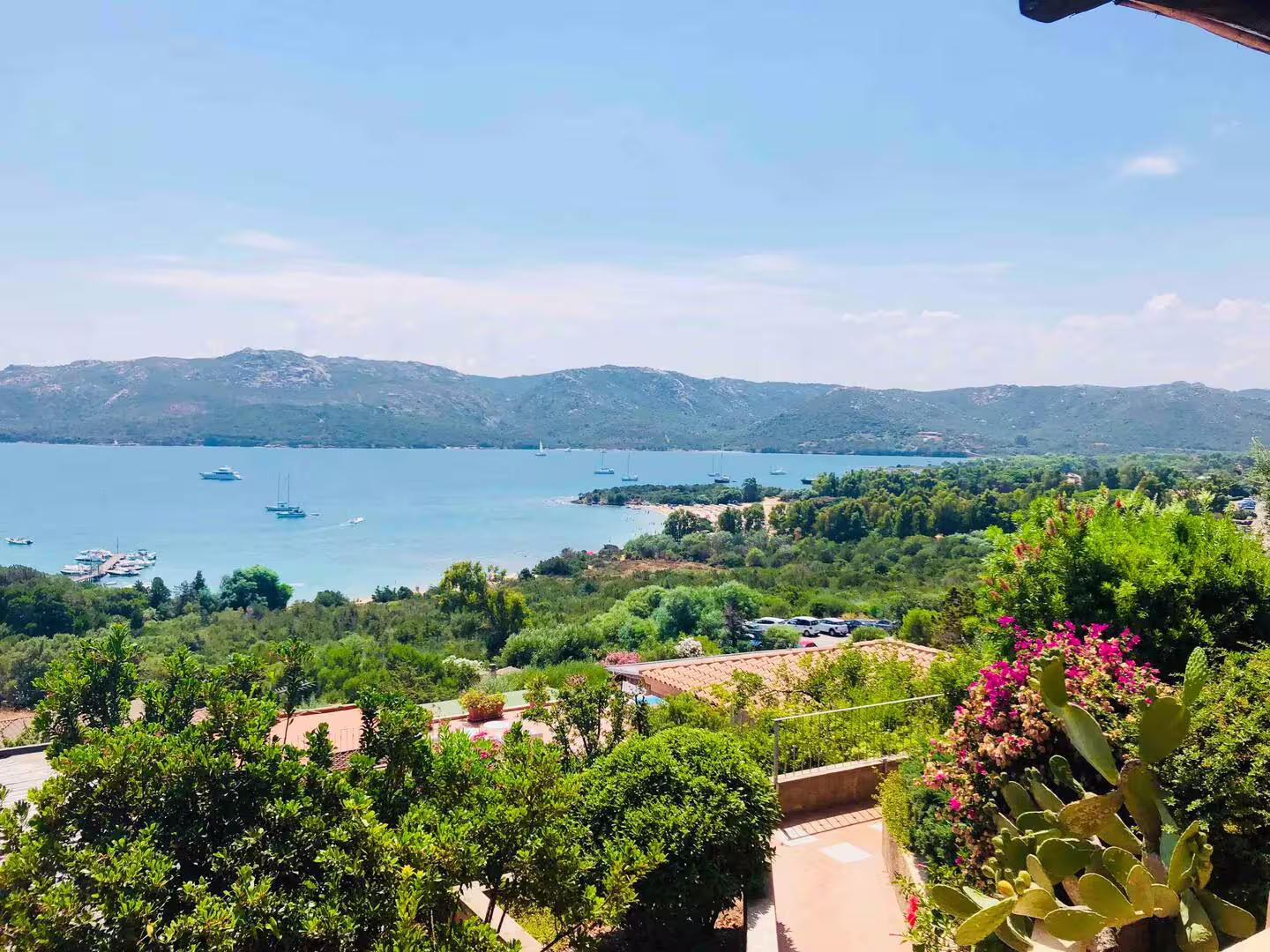 Esterni della villetta Villa Urbani in Sardegna, con terrazza sul giardino mediterraneo